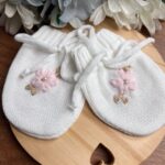 Kit Luvas com Bordado à mão – Branca com Rosa Bebê
