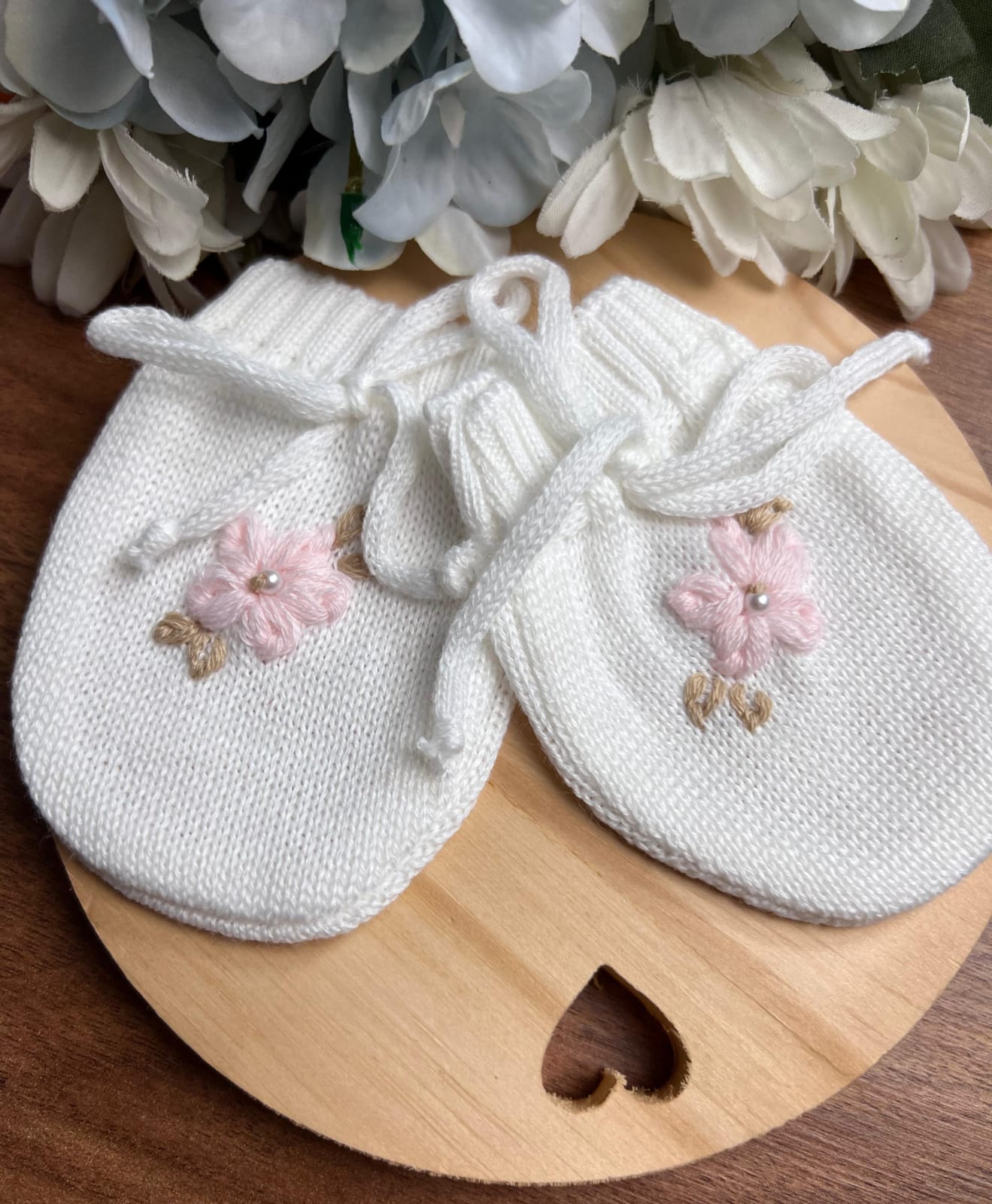 1648d99b3ca1b0ed549e1c59df76563d.jpeg Kit Luvas com Bordado à mão – Branca com Rosa Bebê - Imagem 1