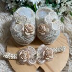 Sapatinho e Faixinha Taís - Nude com Dourado