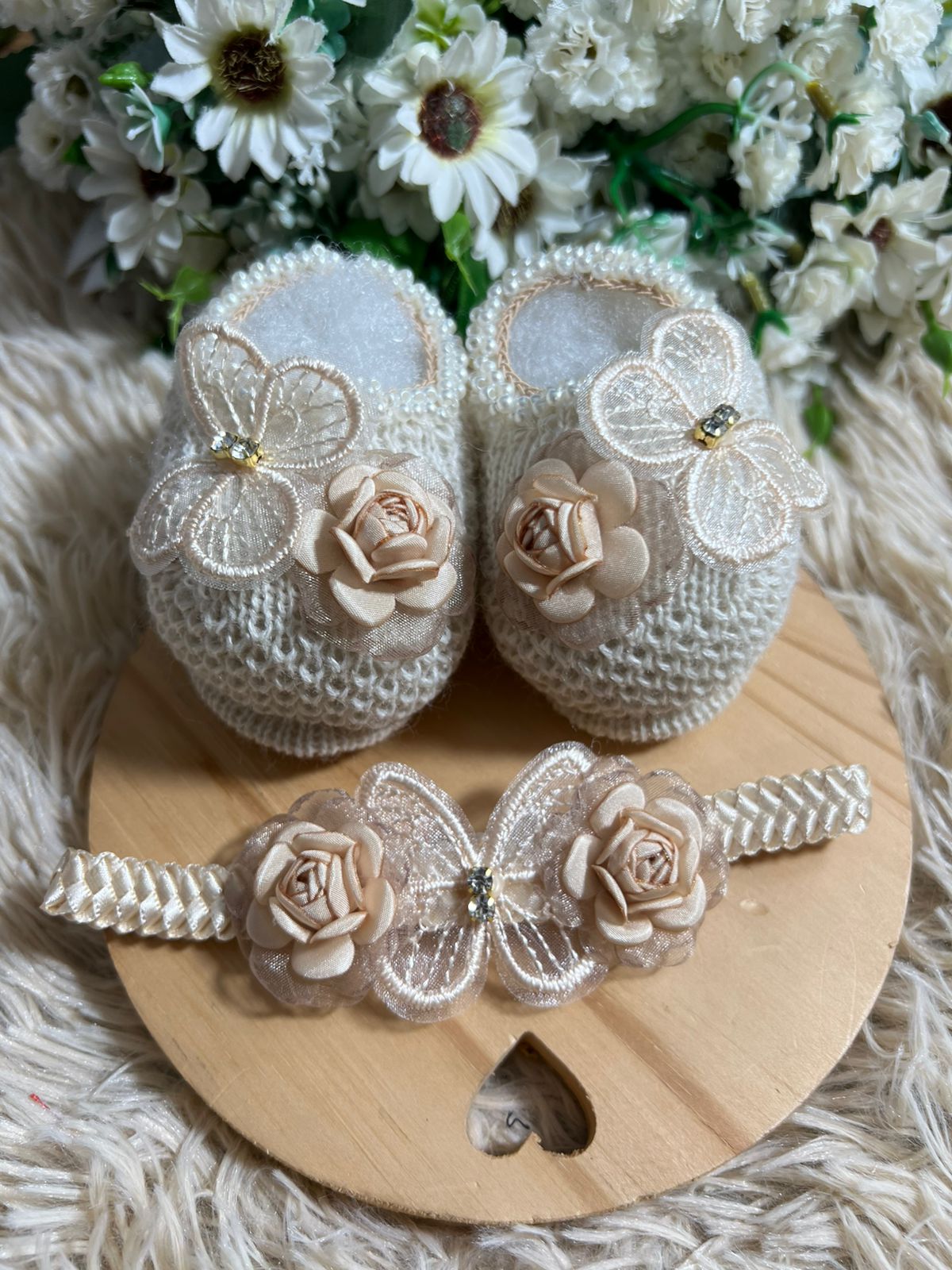 694d46bb1b173e57981ad55ba8308f72.jpg Sapatinho e Faixinha Taís - Nude com Dourado - Imagem 1