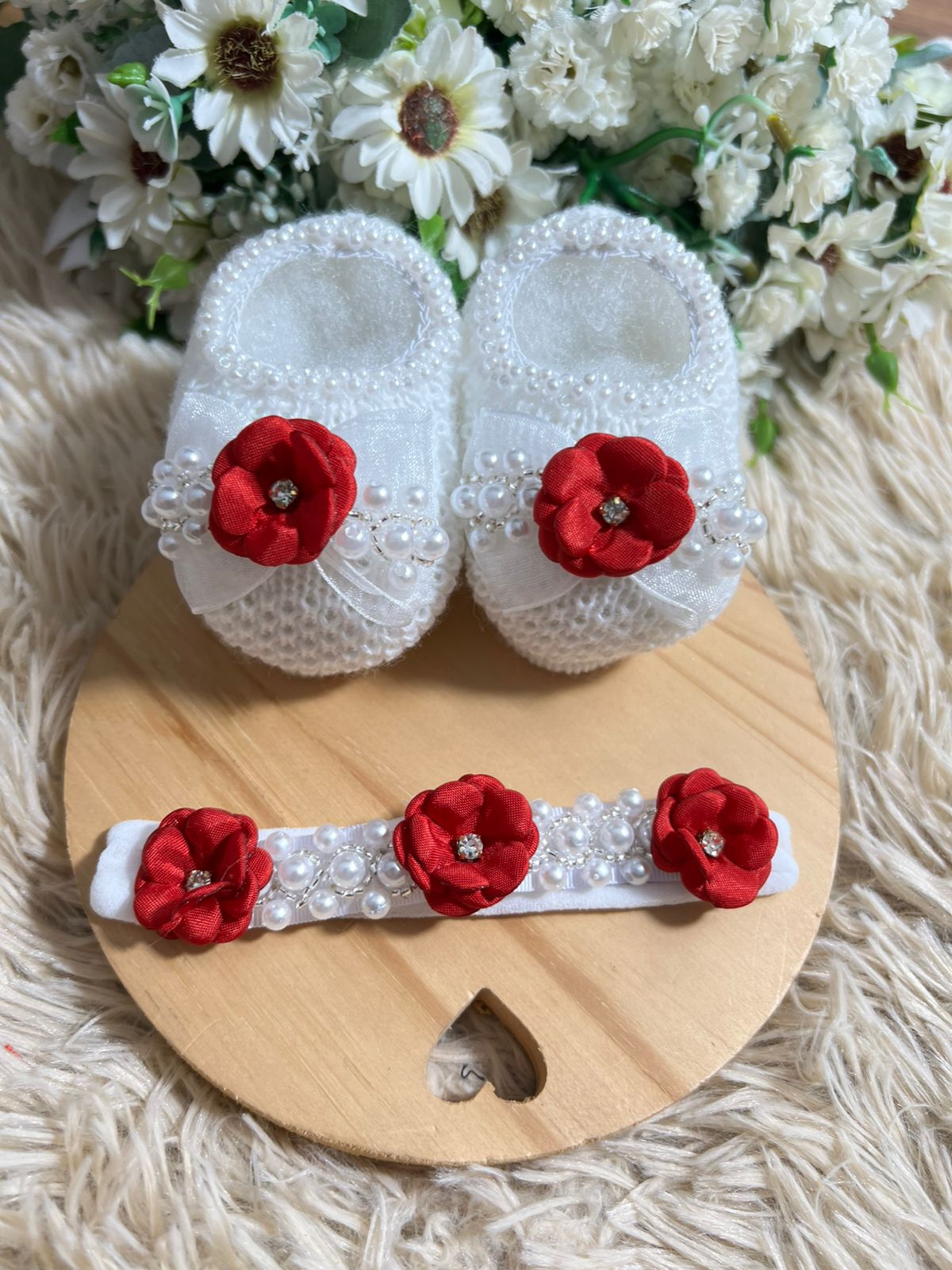 a183e0fabcb0bc29642eb7b8d2cc3e54.jpg Sapatinho e Faixinha Fabi - Branco com Vermelho - Imagem 1