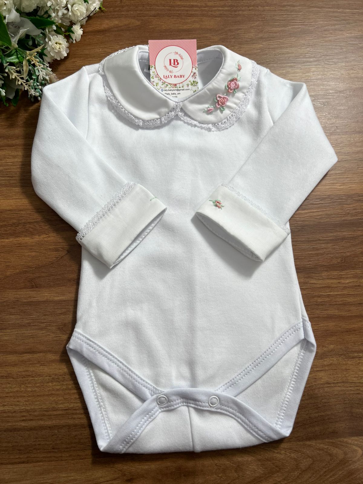 f2a678566695a6c0aff29f8c7b167af0.jpg Body Rococó Lateral - Rosa Bebê com Rosê - Imagem 1