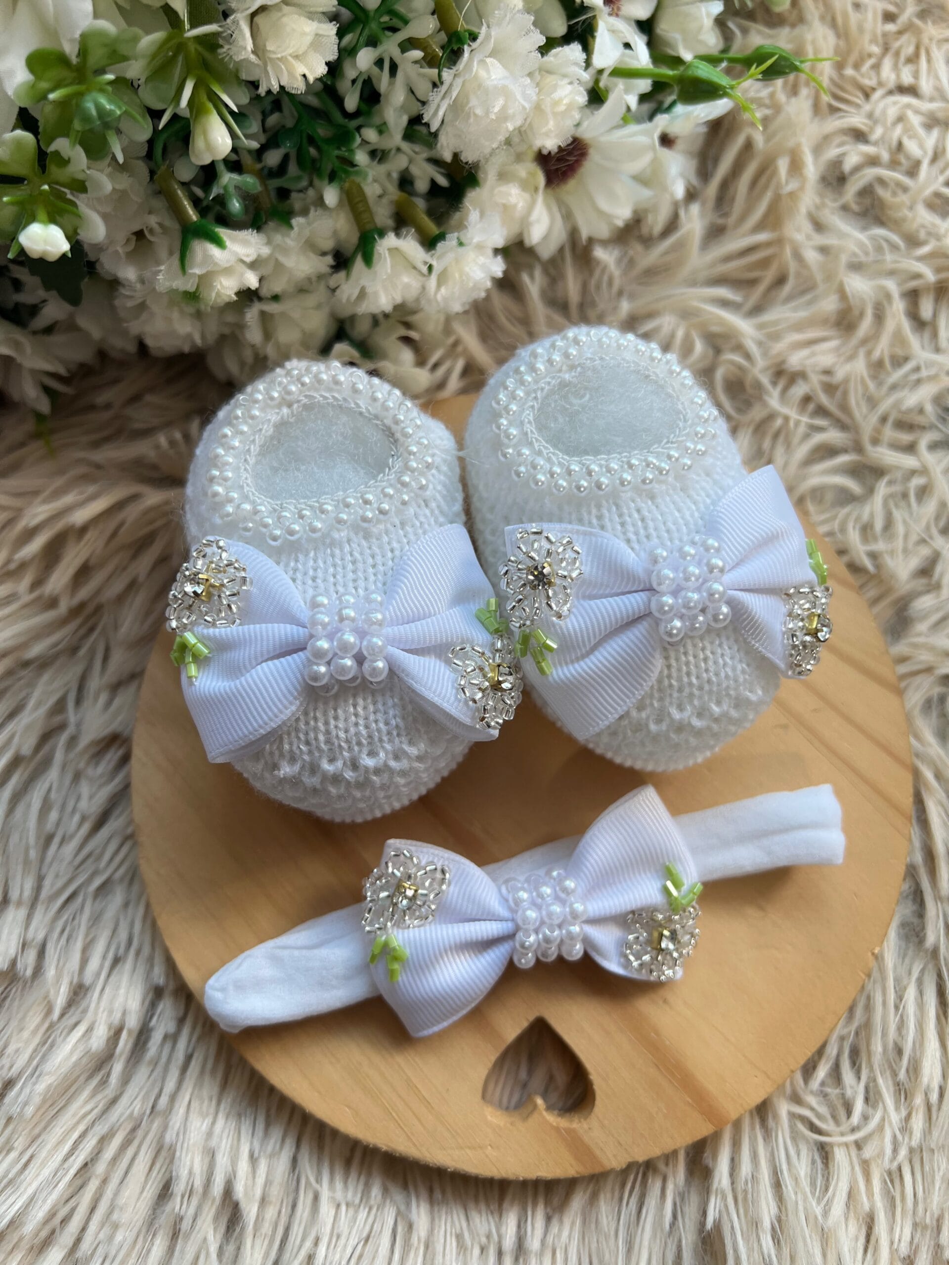 b66687870e58ddd21f15b0f74d687e4e.jpg Sapatinho e Faixinha Catarina - Branco - Imagem 1